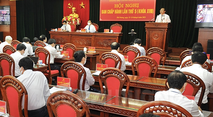 Hội nghị lần thứ 5 Ban Chấp hành Đảng bộ tỉnh thảo luận tại hội trường